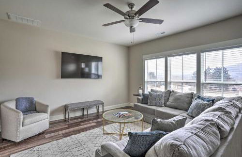 Scenic Mtn Retreat with Wooded Backyard and Fire Pit! - Foto 5