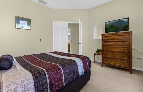 1061 Lake Berkley 4 Bed with Pool&Spa - Foto 2