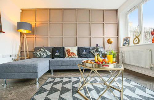 Luxury 5 Bedroom 3 Bathroom House - Smart TVs with Sky and Netflix, Super Fast WiFi, Free Parking by Yoko Property - Foto 7