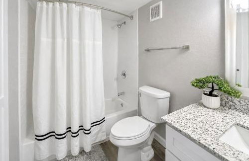 Modern One Bedroom Apartment in Addison with Pool - Foto 13