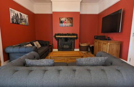 Cheltenham large house with gym, bar & hot tub - Photo 29