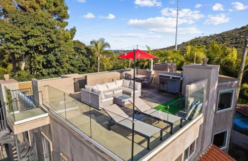 Oceanview Luxe Retreat with Rooftop - Foto 59