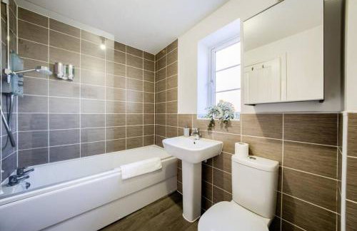 3 BedRoom house, Sleeps 6 with Full Kitchen, Garden and Free Parking - FREE Wi-Fi near Milton Keynes Bowl - Foto 9