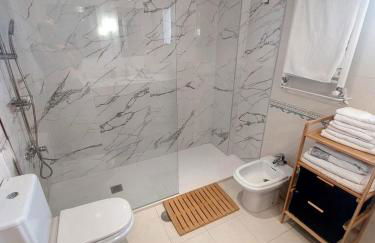 Luxury Villa with Pool & Garden - Foto 27