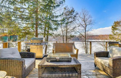 Lakefront Cottage with Dock, Hot Tub and Fire Pit - Foto 6