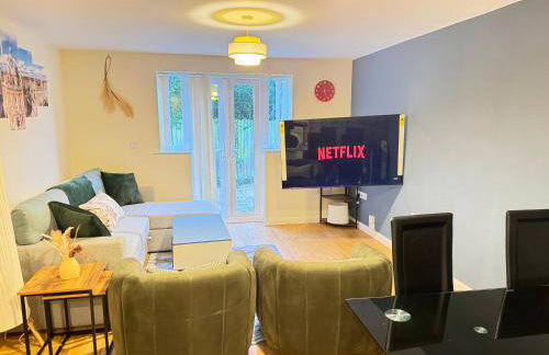 The Vogue Stay, 3 Bedrooms, 2 bathrooms, Ideal for JR & Oxford Hospitals, FREE CarPark, Conveniently located for Ring Road access, 2 miles from Oxford City Centre easy car & bus route - Foto 45