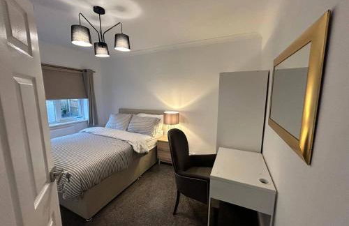 Cosy 3-Bed Retreat - Garden Parking & Bbq - Foto 16