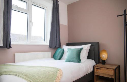 3x Bed Elegant House with Private Parking - Photo 24