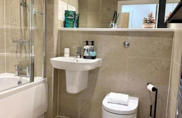 Luxury Waterfront Apartment With Panoramic View - Photo 22