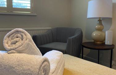 Cosy 1Bd Nestled in Teddington - Photo 14