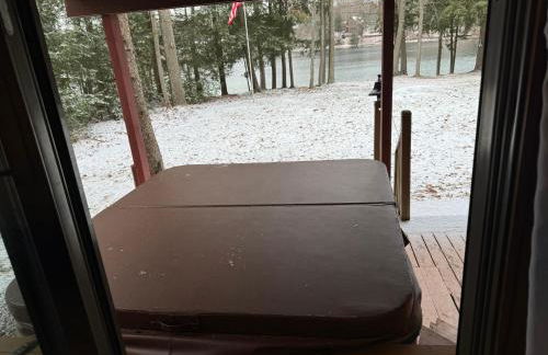 Lakeside Getaway with Hot Tub - Foto 23