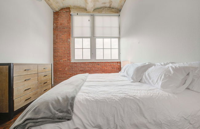 Luxury Historic Loft with Gym - Photo 18