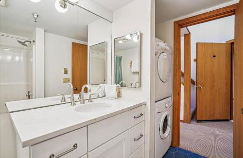 Highridge B20 Spectacular Top Floor Two Bedroom with Loft Condo with Scenic Views and Sports Center - Foto 43