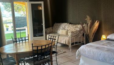 Le Coin Charmant - vue montagnes et jacuzzi privé - Photo 2