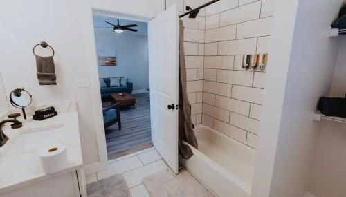 Luxe 2BR Oasis Patio & Laundry Soulard - Foto 5, Shower