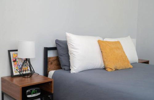 Prime OTR off Vine St, Lux Full Bed, Fast WiFi, Fully Equipped, 50in TV, Sleeps 4ppl - Foto 17