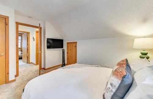 8 Mi to Mt Snow Cozy Bear Cabin with Hot Tub! - Foto 13