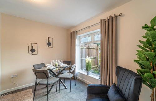 Cosy 3-Bed House With Parking, 5 Mins to QE & Uni - Photo 63