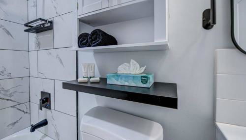 Modern Home-Downtown-3 Bedroom- King Bed - Foto 5