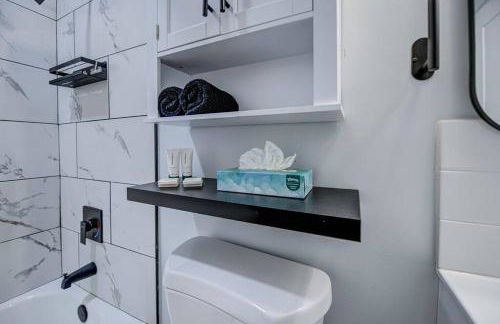 Modern Home-Downtown-3 Bedroom- King Bed - Foto 5