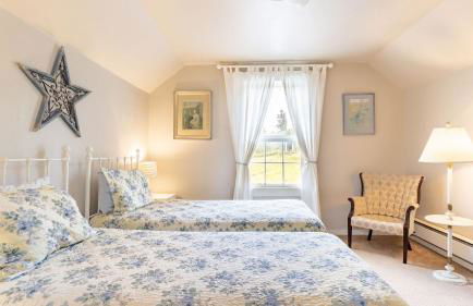 Private Beach Access + Water Views! Sleeps 18, Historic 6bdr Farmhouse w/ Deck - Foto 50