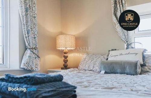 Exclusive Deals l Last-Minute Specials l Free Parking I Short term Booking l Garden I Sleeps Up to 6 l 3 Bed & 2 Bath I One Castle Apartments Short-lets and Serviced Accommodation - Photo 26
