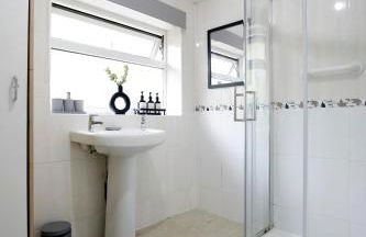 Spacious 3BR by Avalora Shortlets & Serviced Accommodations Queensway with big garden, Near train station - Foto 35