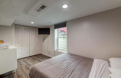 3 Bedroom Greek Revival Cottage Walk to Big House - Foto 6