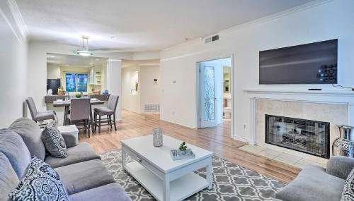 Serene Irvine Retreat with Heated Pool Access! - Foto 2