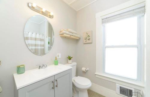 King Bed Downtown Suite Port City Stays - Foto 8