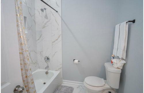 Delightfully Renovated 4 Br/2 BA Near DT Riverwalk - Foto 28