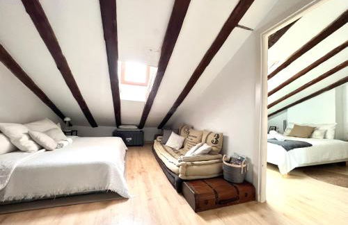 Apartment in monumental square Madrid Center - Photo 33