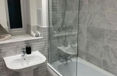 LUXURY 3 BED HOME with MULTIPLE FREE PARKING BAYS Early Check-in Late Check- Out Allowed - Foto 6