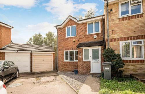 Family-Friendly 3-Bed House with Huge Garden - Foto 2