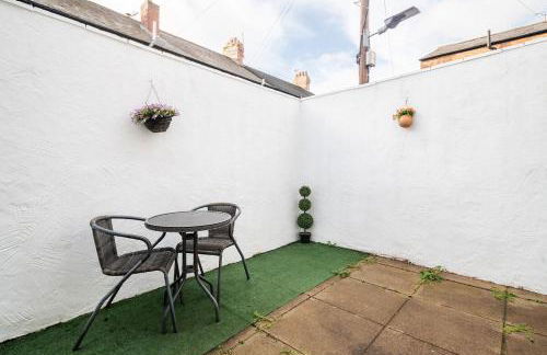 Convenient 2BR House with Great Transport Links - Photo 22