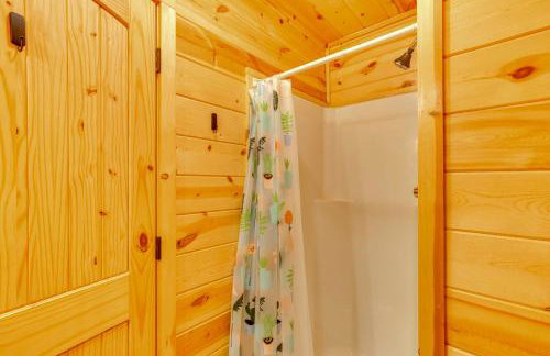 Cabin on Lake Raymond Gary with Dock, Grill and Views! - Foto 15