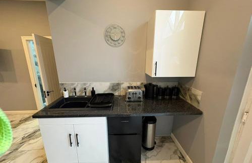 The Norwich Hideaway - Private Hot Tub - Photo 2