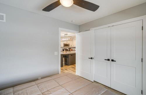 Patio and Fishing Pond! Modern Barndominium Near KC - Foto 17