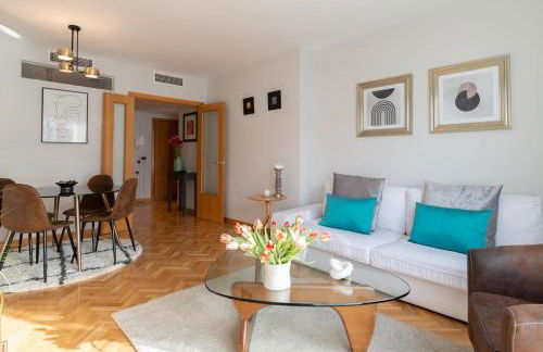 Vivienda con zona de trabajo, piscina y parking - Foto 1