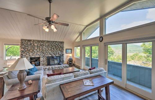 House with Balcony about 5 Mi to Cranmore Resort! - Photo 4