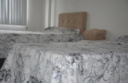 Dois quartos Cozinha completa Wi Fi Self check in com senha Central e perto de tudo a 4,4Km da Rodoviária e 15,4Km do Aeroporto Apartamento 101 - Foto 7