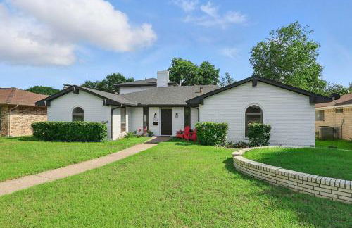 Spacious 5BR Getaway with Pool - Foto 8