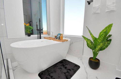 BlissHaven Luxe & Spacious in Downtown Houston with Soaking Tub ,Rooftop and free Parking - Foto 41