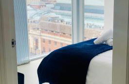 Award Winner of 2026 &2025 traveller & Best guest rated apartment, two bedroom, #1 Leeds city centres most central location, Great 180 degree views,balcony , PARKING onsite, Netflix & WiFi - Foto 43