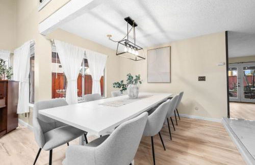 Mira Mesa Family Retreat 4BR with Balcony and Firepit - Photo 30