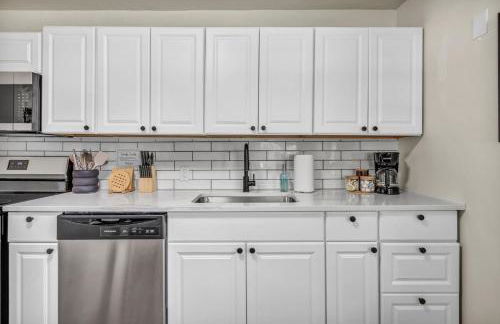 Fenced & Pet-Friendly! Modern 2BR Retreat! CLE-BW - Foto 17