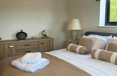 Uxbridge-Modern 2 bed Apt with Lift & Parking - Photo 34