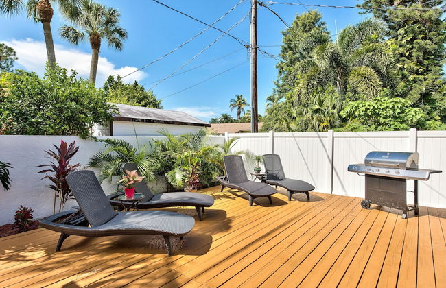 Amalfi Vacation Rental: Stylish 3-BR Retreat Steps from Vanderbilt Beach. Relax by the Private Pool and Enjoy Modern Amenities. Ideal for Families with Easy Access to Mercato and Local Attractions - Photo 16