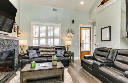 Greenwood Getaway with Furnished Patio and Lake View - Foto 5