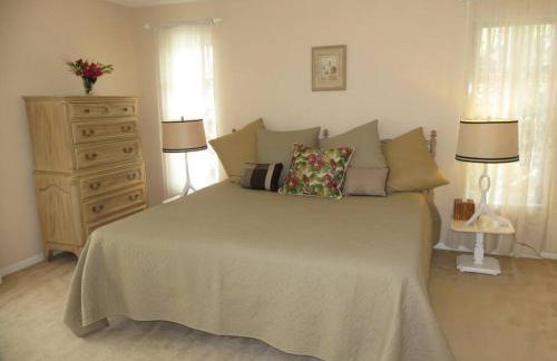 Spacious villa, pool, water views, walk to beach - Foto 25